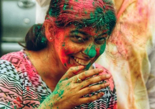 Holi-Farben im Gesicht - Sternenstaub, so bunt wie das Web mit HTML & CSS